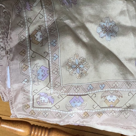100 % Silk delicate scarf Made in Japan 26 inch square - Picture 5 of 12